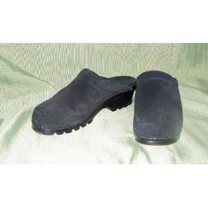  WHITE MOUNTAIN CLOGS black shoes size 9: Everything Else