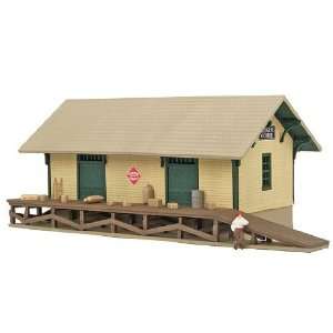    Walthers Cornerstone Golden Valley Freight House Toys & Games