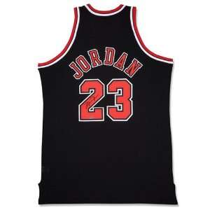   Jordan Chicago Bulls Autographed Alternate/Black Jersey: Sports
