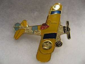 Airplane lapel pin US NAVY Yellow with star on wing  