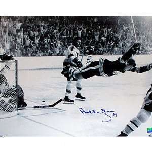  Bobby Orr Boston Bruins Autographed 20x26 Canvas: Sports 