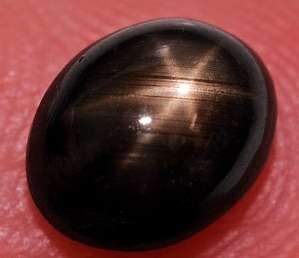   Saphir étoilé noir, taille ovale cabochon/2,18 carats